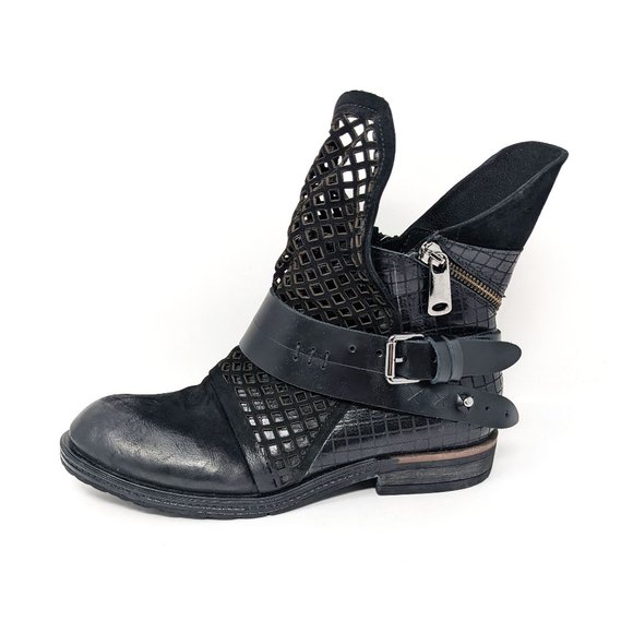Spring Step Gavotta Black Perforated 